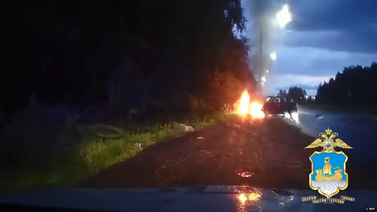 После столкновения легковушки и мотоцикла в Костроме вспыхнул пожар