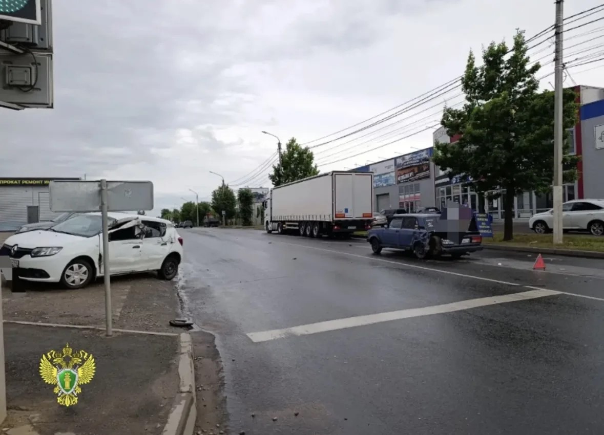Срочно: двое детей пострадали в массовой аварии с участием двух КамАЗов в Костроме