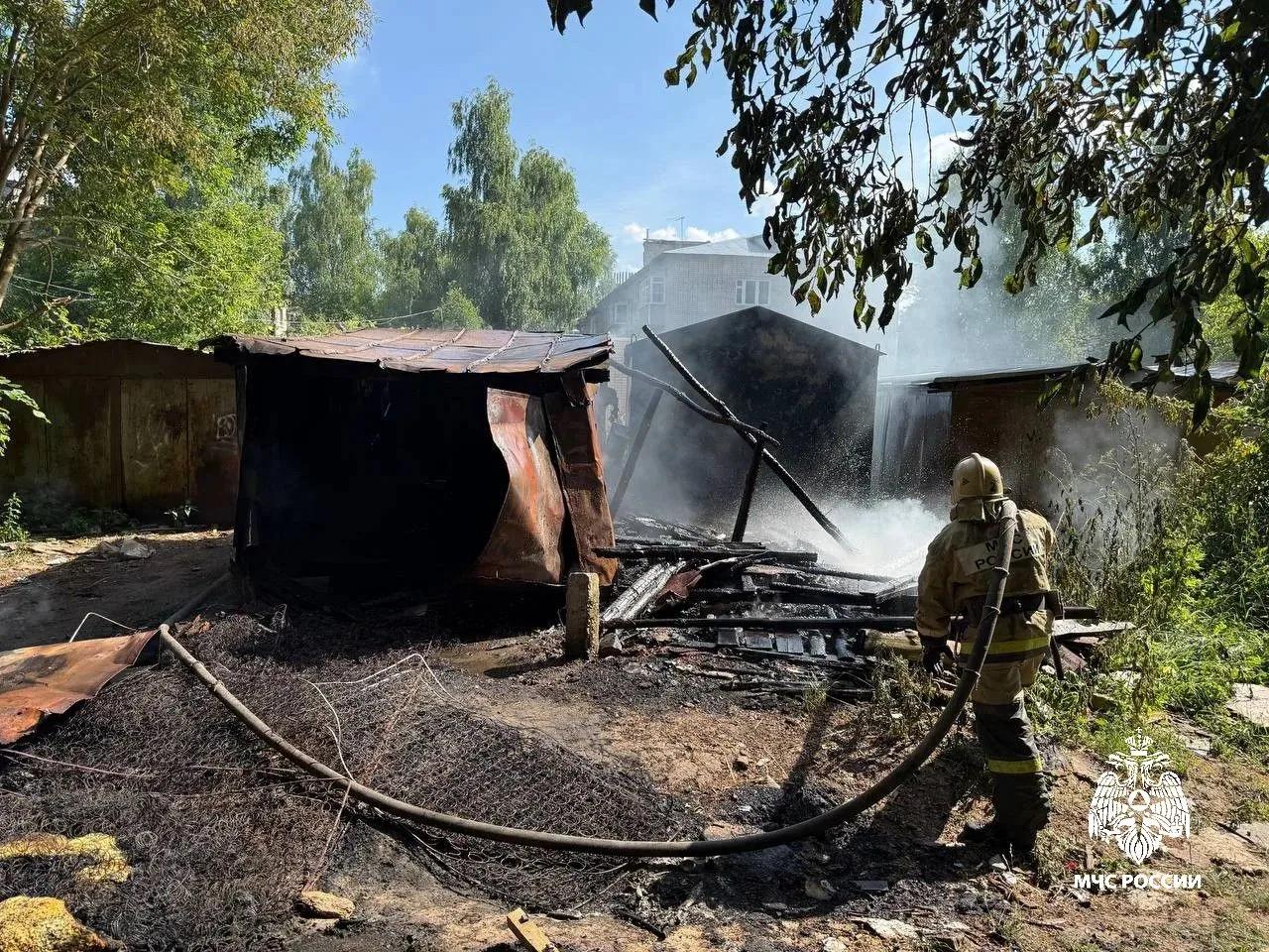 Пожар оставил без крыши дом в костромской глубинке