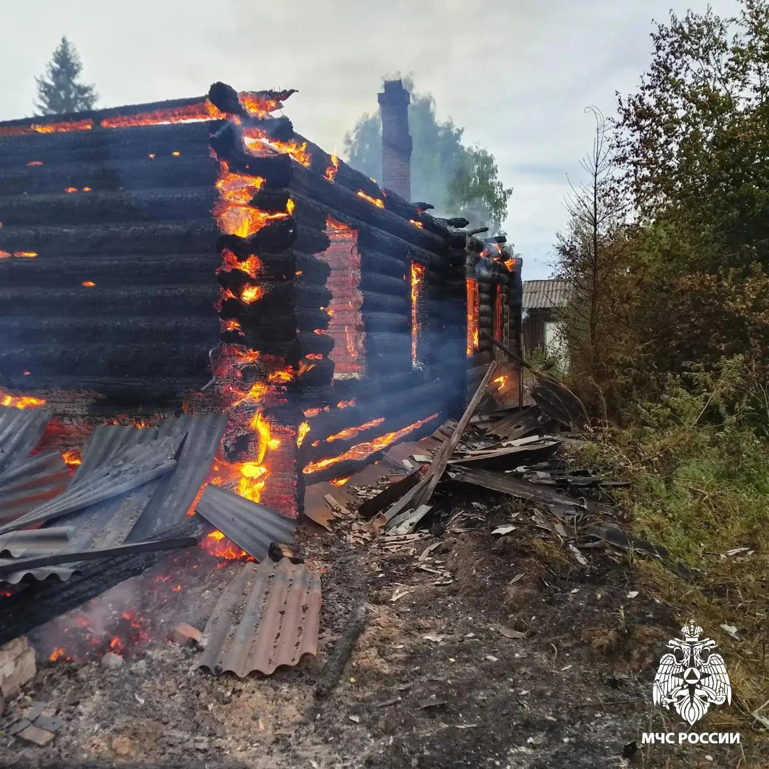 Неисправная проводка уничтожила заброшку в костромской глубинке