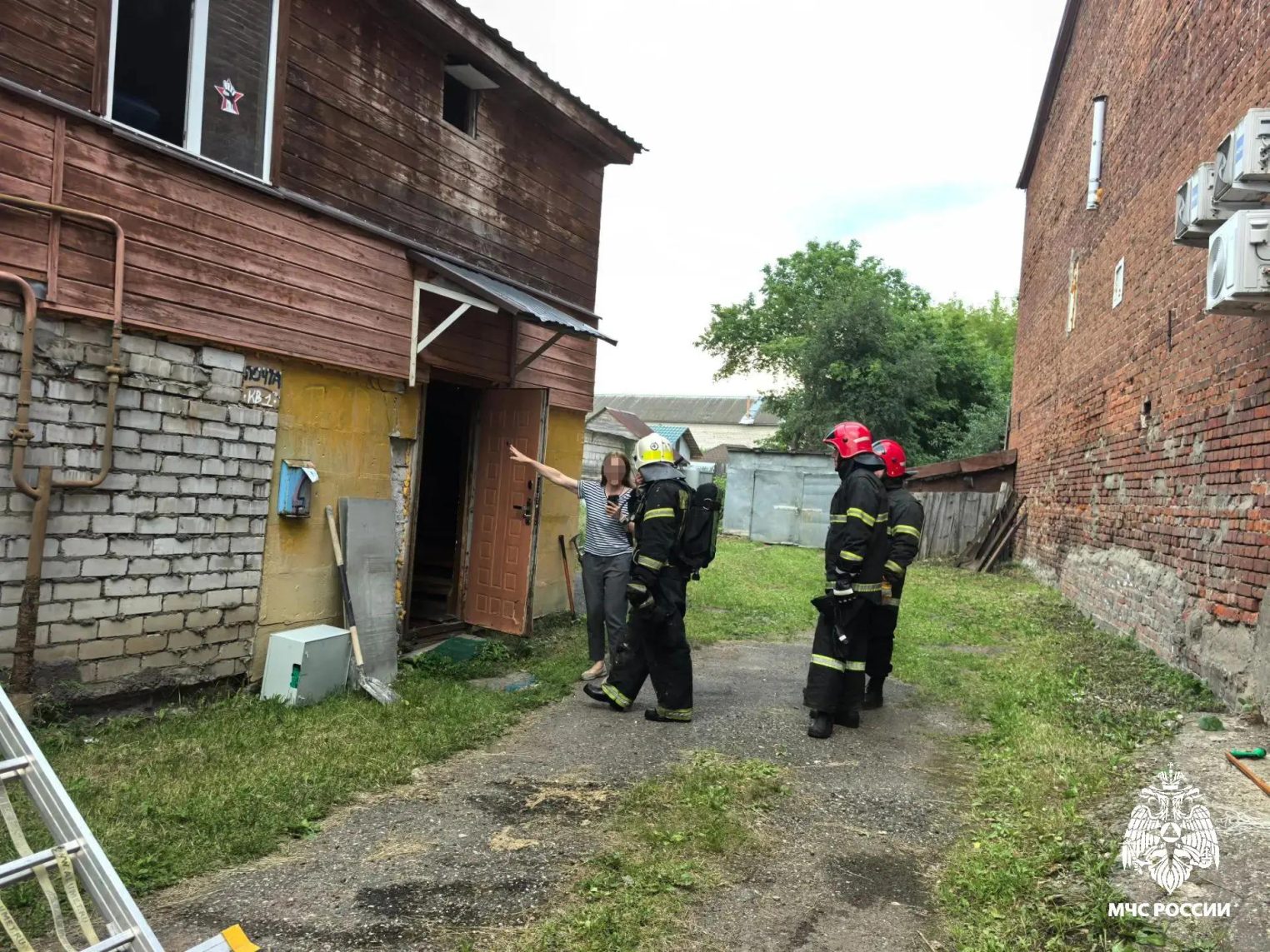 Пожарные успели спасти от огня дом в костромском райцентре