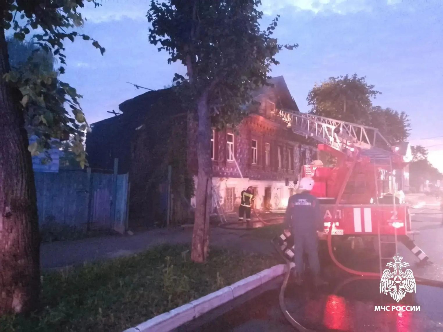 Нежилой дом на Ленина в Костроме вспыхнул в ночи