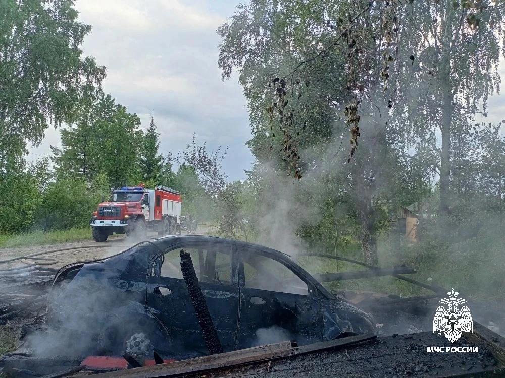 В Костромской области гроза спалила гараж вместе с машиной