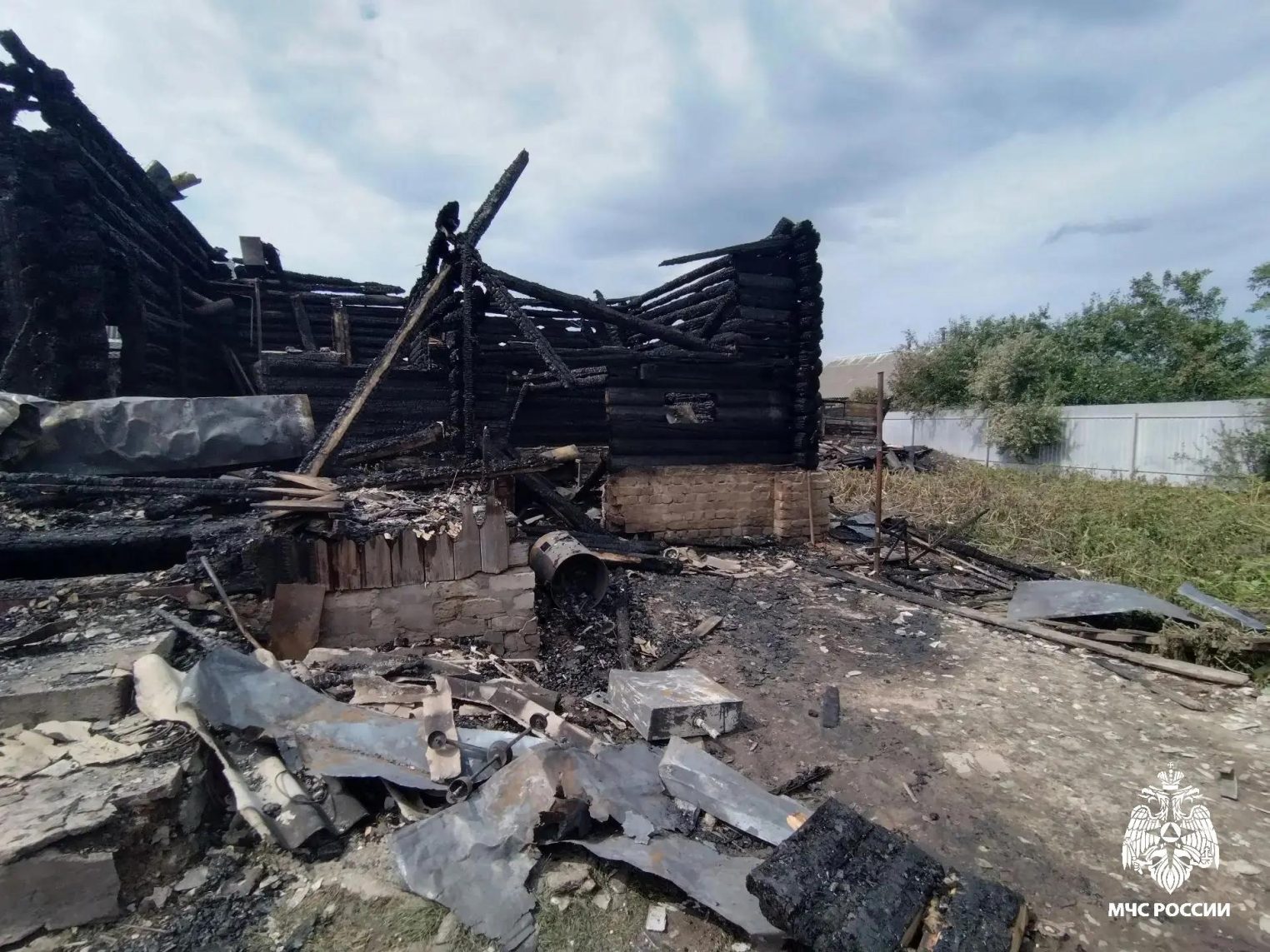Пожар не пощадил дом и баню под Костромой