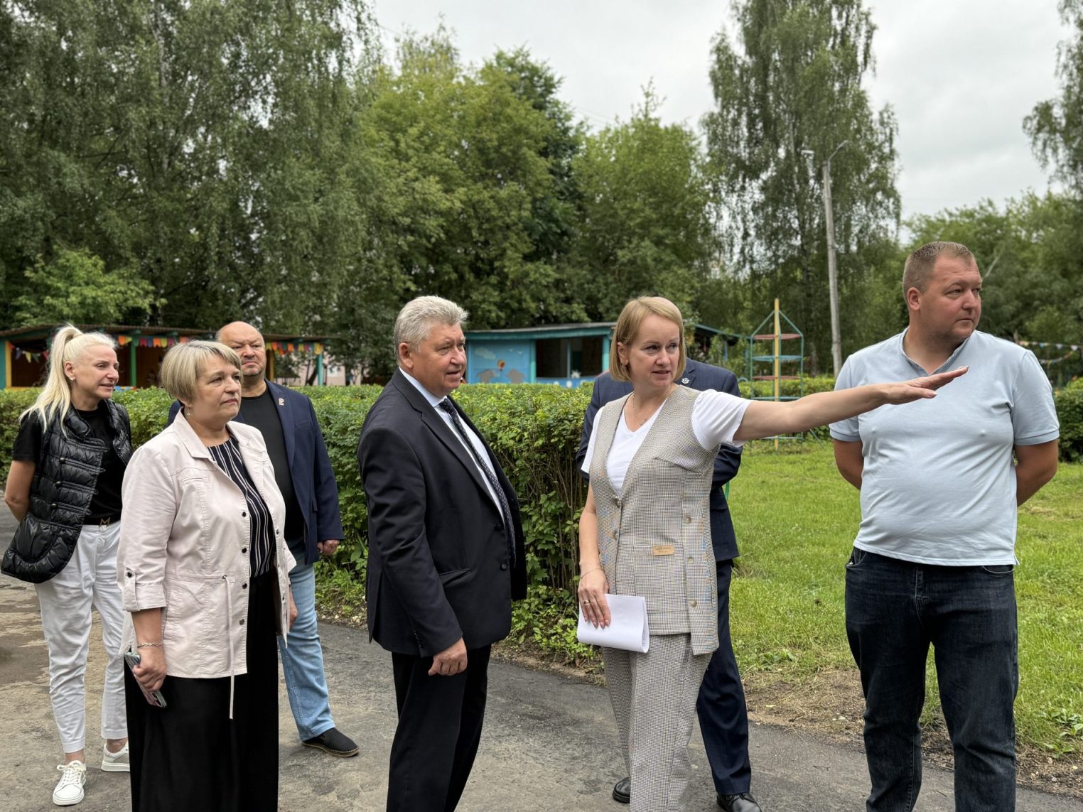 Алексей Анохин оценил благоустройство детских садов и принял участие в открытии нового сквера в Костроме