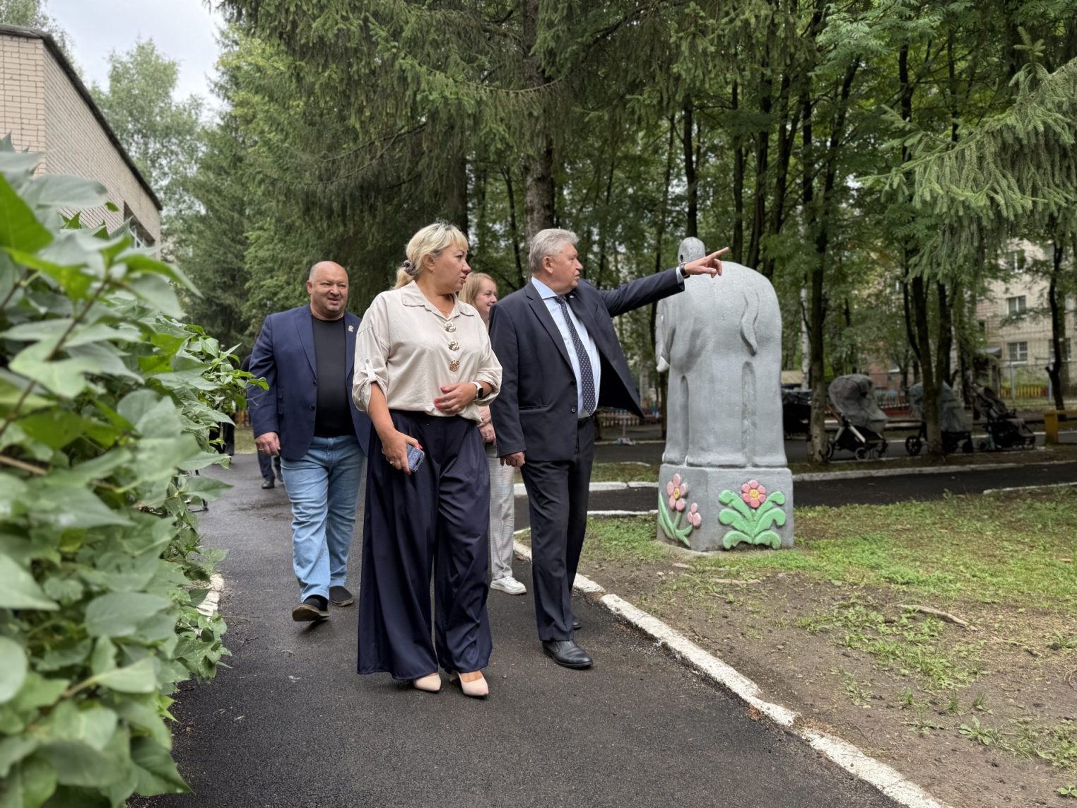 Алексей Анохин оценил благоустройство детских садов и принял участие в открытии нового сквера в Костроме