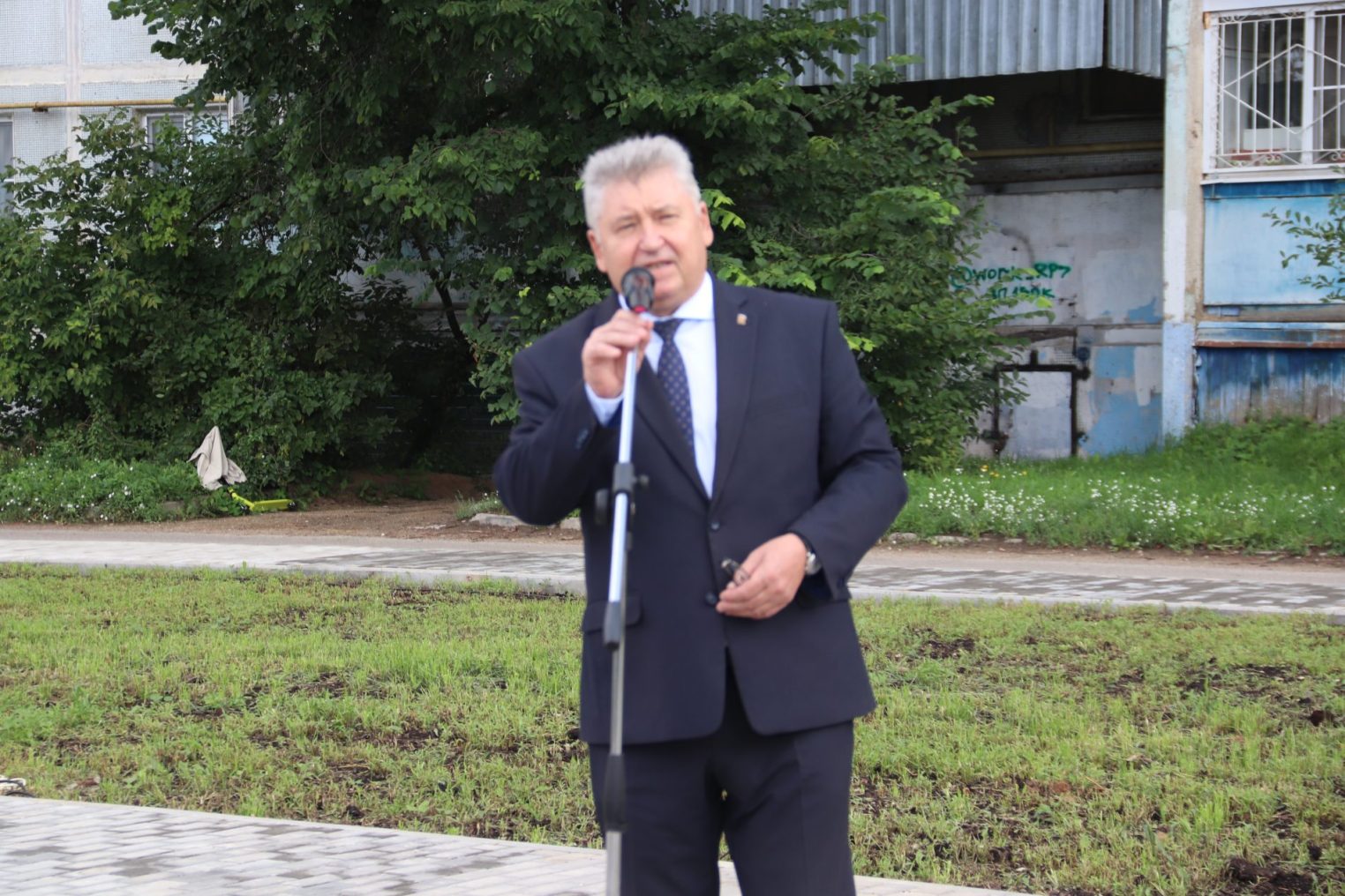 Алексей Анохин оценил благоустройство детских садов и принял участие в открытии нового сквера в Костроме