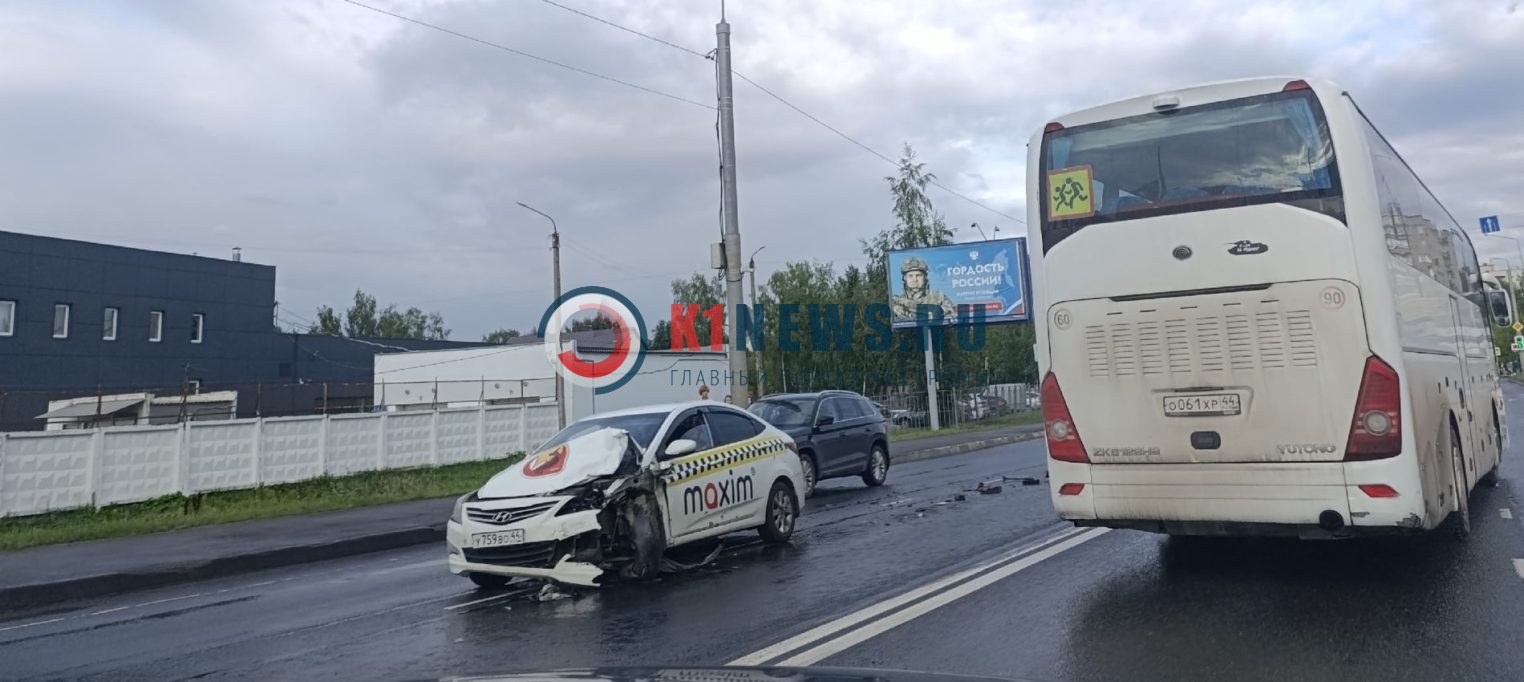 В Костроме такси протаранило автомобиль на Юбилейном путепроводе