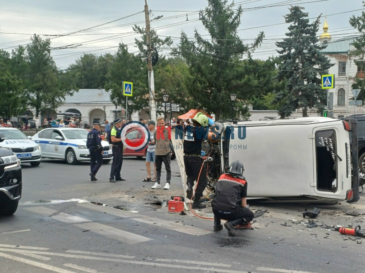 Жуткое ДТП в центре Костромы: машину пришлось распилить для спасения раненого