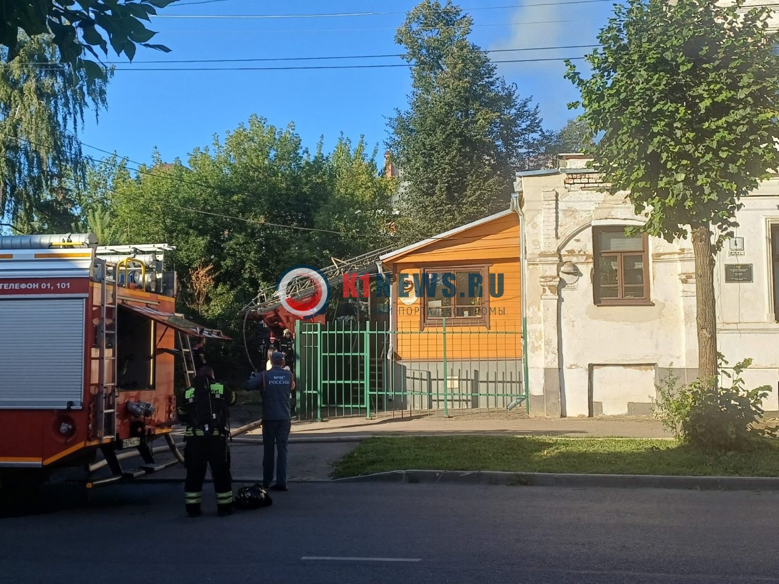 Срочно: в центре Костромы бушует пожар