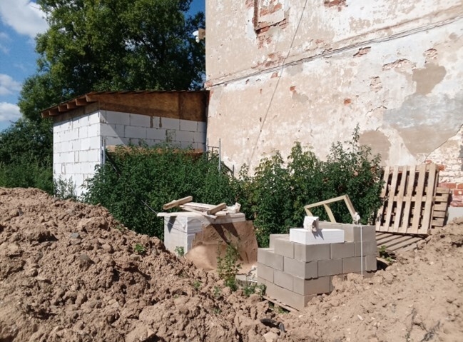 Новый хозяин старинной костромской усадьбы вместо реставрации развернул стройку