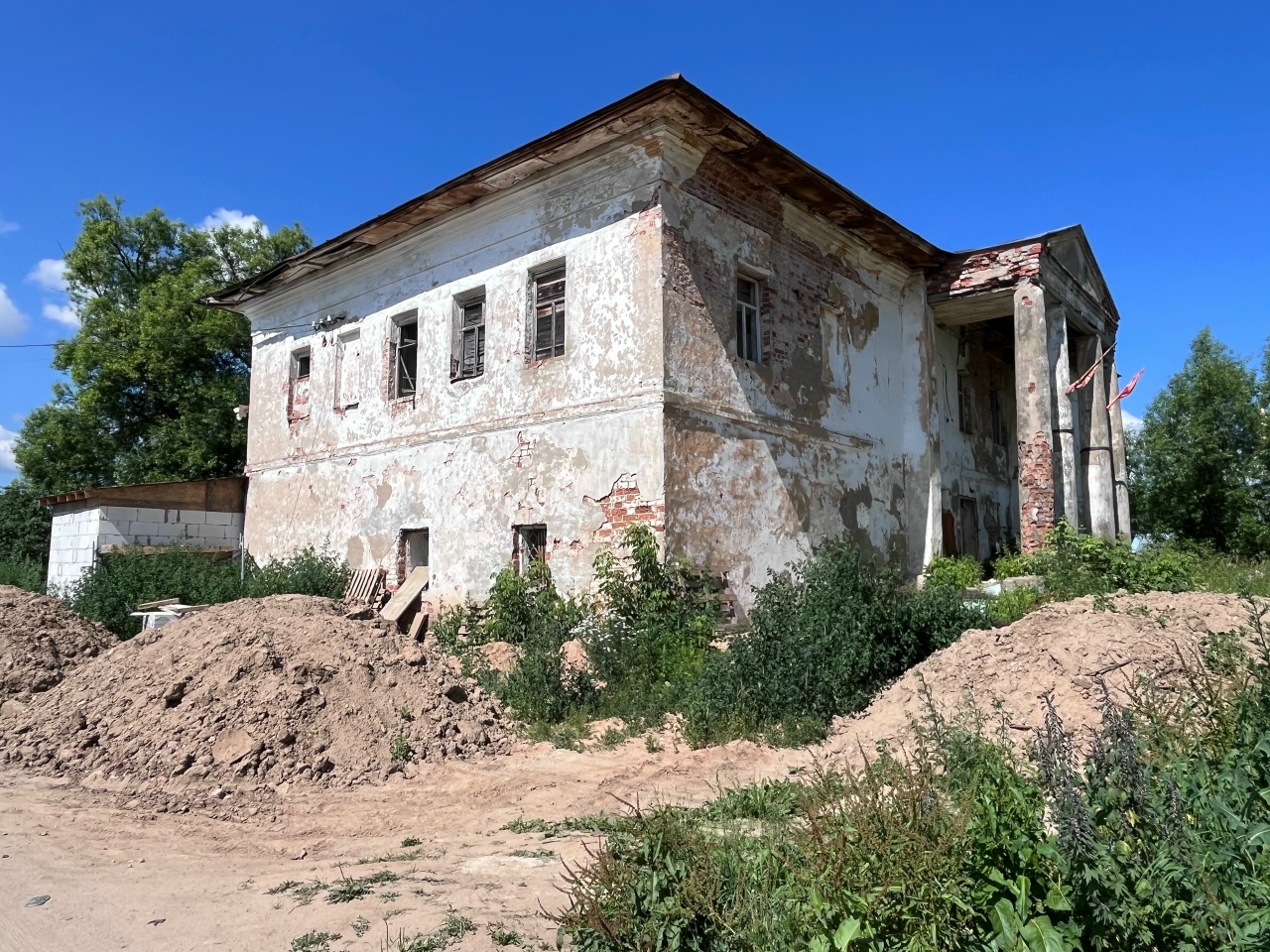 Новый хозяин старинной костромской усадьбы вместо реставрации развернул стройку