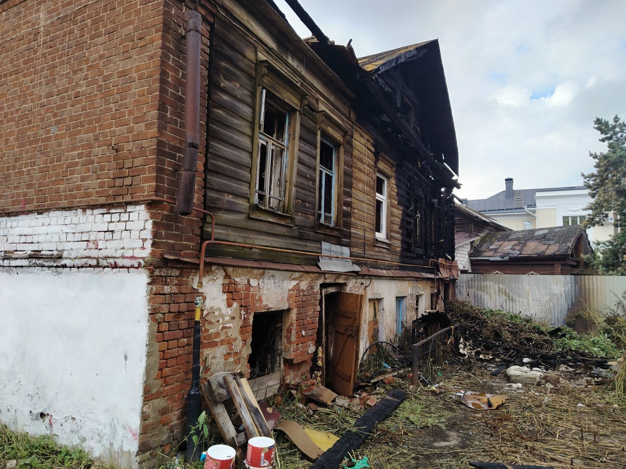Пожар в старинном особняке взволновал костромичей