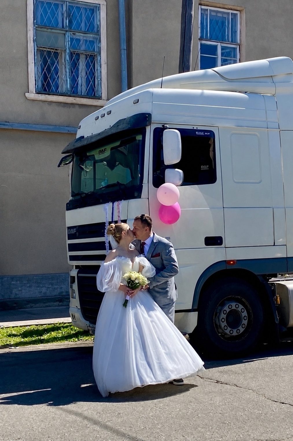 Молодожены из Галича приехали в ЗАГС на белоснежных грузовиках