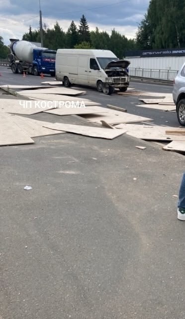 В Костроме летающая фанера повредила несколько машин