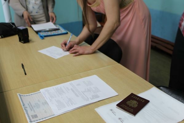 Жених приехал на свадьбу к возлюбленной прямо в костромскую колонию