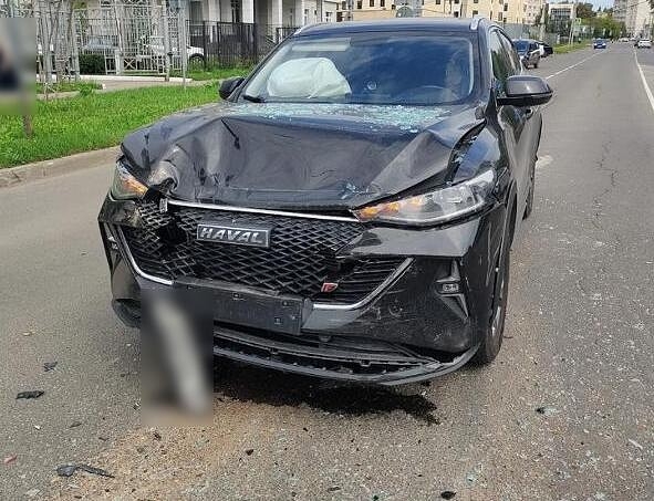 В Костроме не смогли разъехаться две иномарки, пострадала женщина