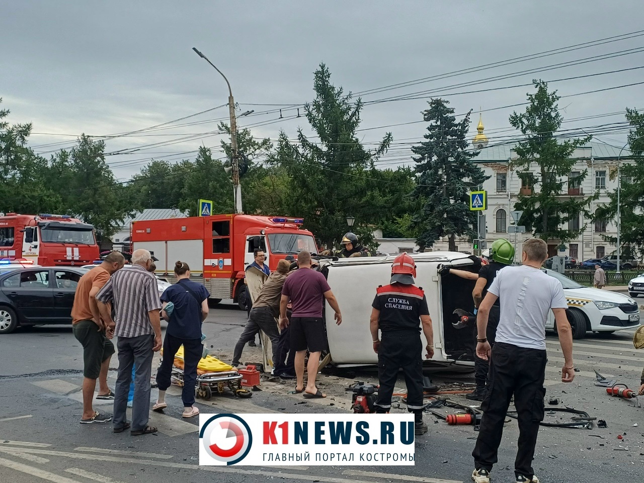 Жуткое ДТП в центре Костромы: машину пришлось распилить для спасения раненого