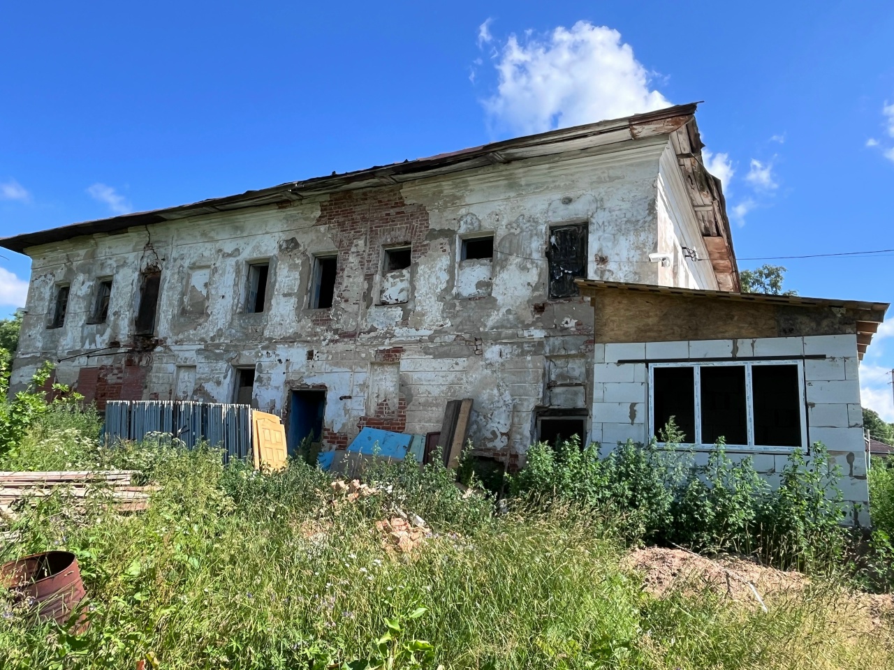 Новый хозяин старинной костромской усадьбы вместо реставрации развернул стройку
