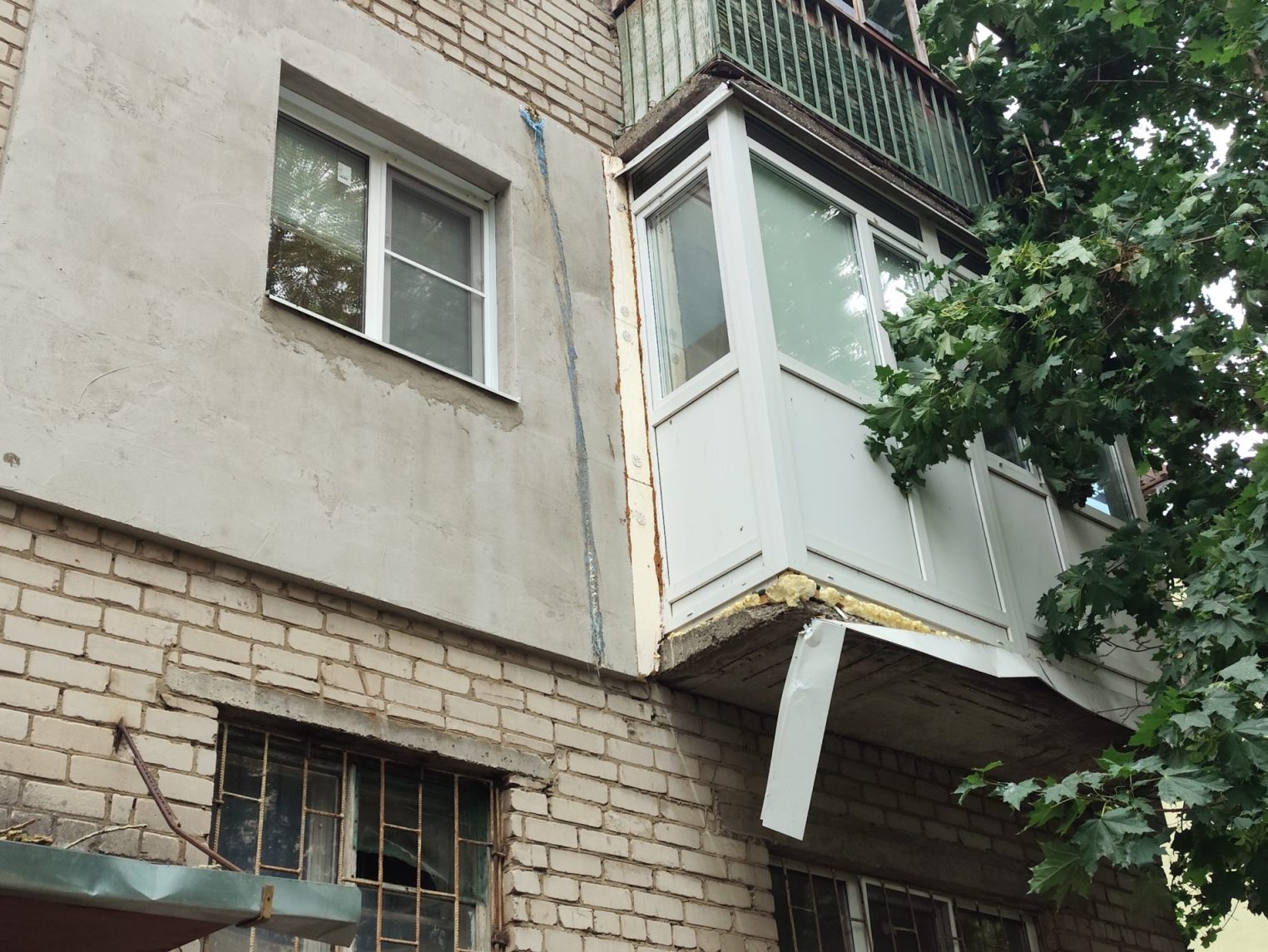 Дерево рухнуло на дом и оборвало провода: последствия непогоды в Костроме
