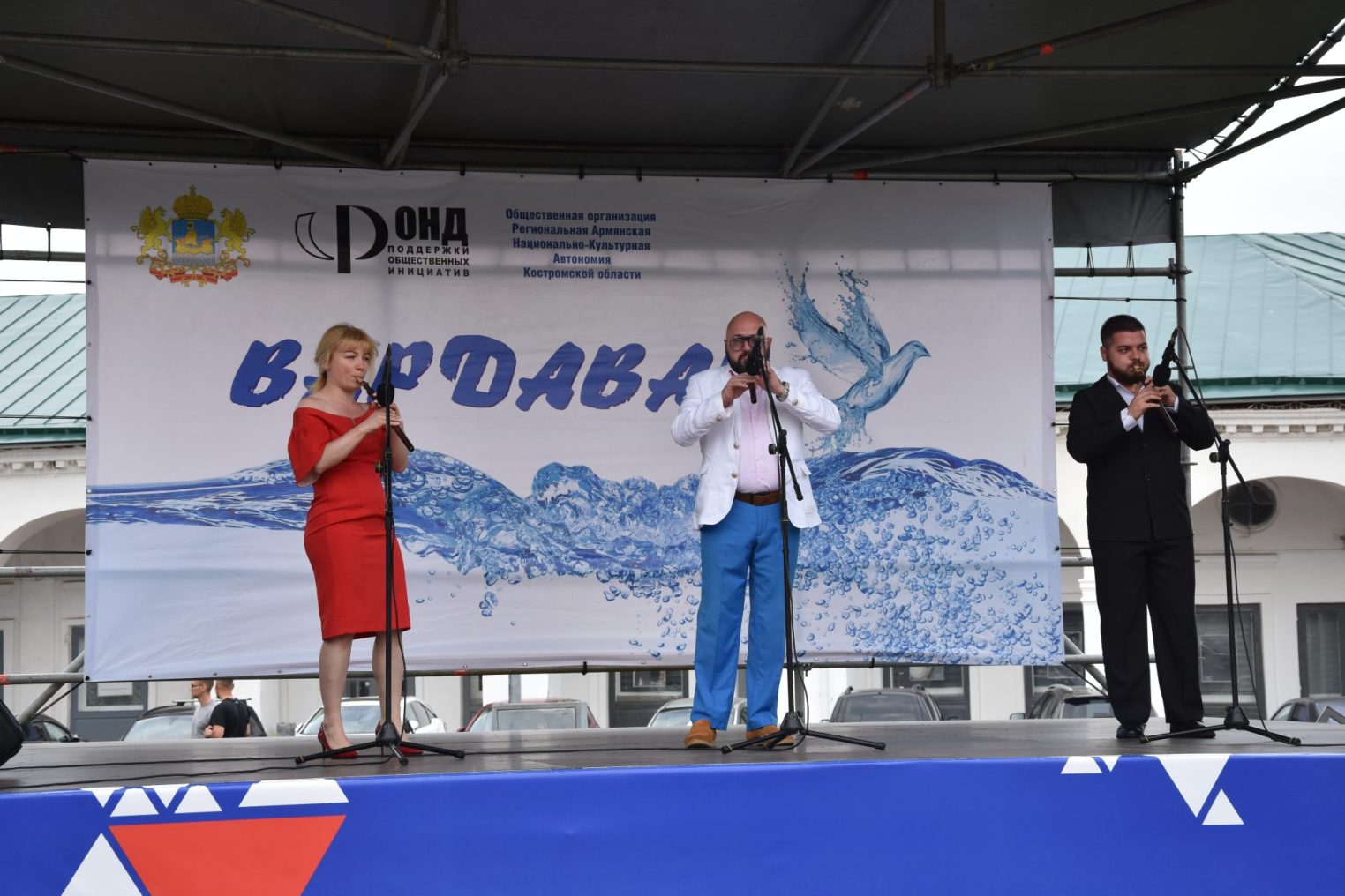 Костромичей облили водой на главной площади города