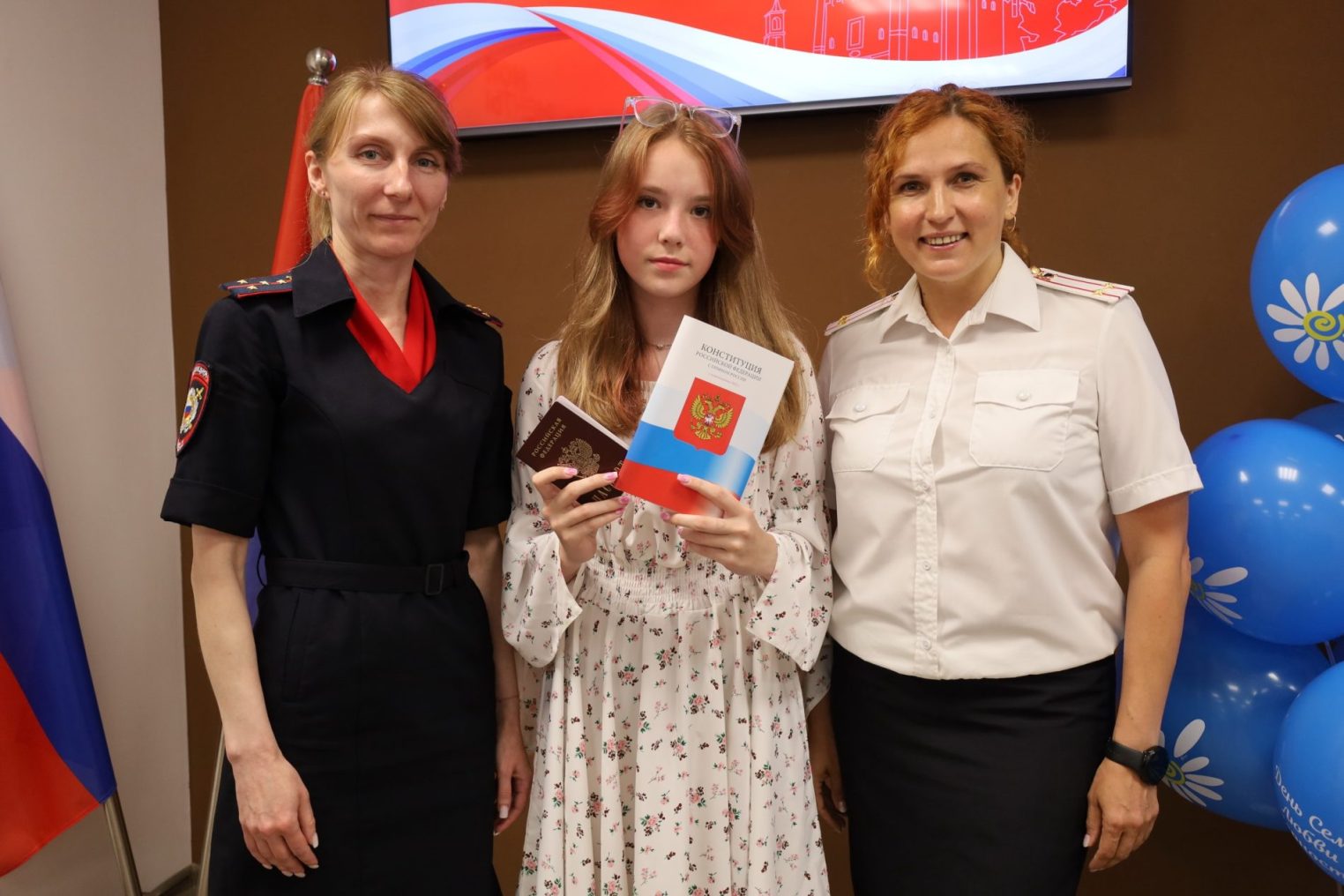 Костромские школьники получили главный документ в торжественной обстановке