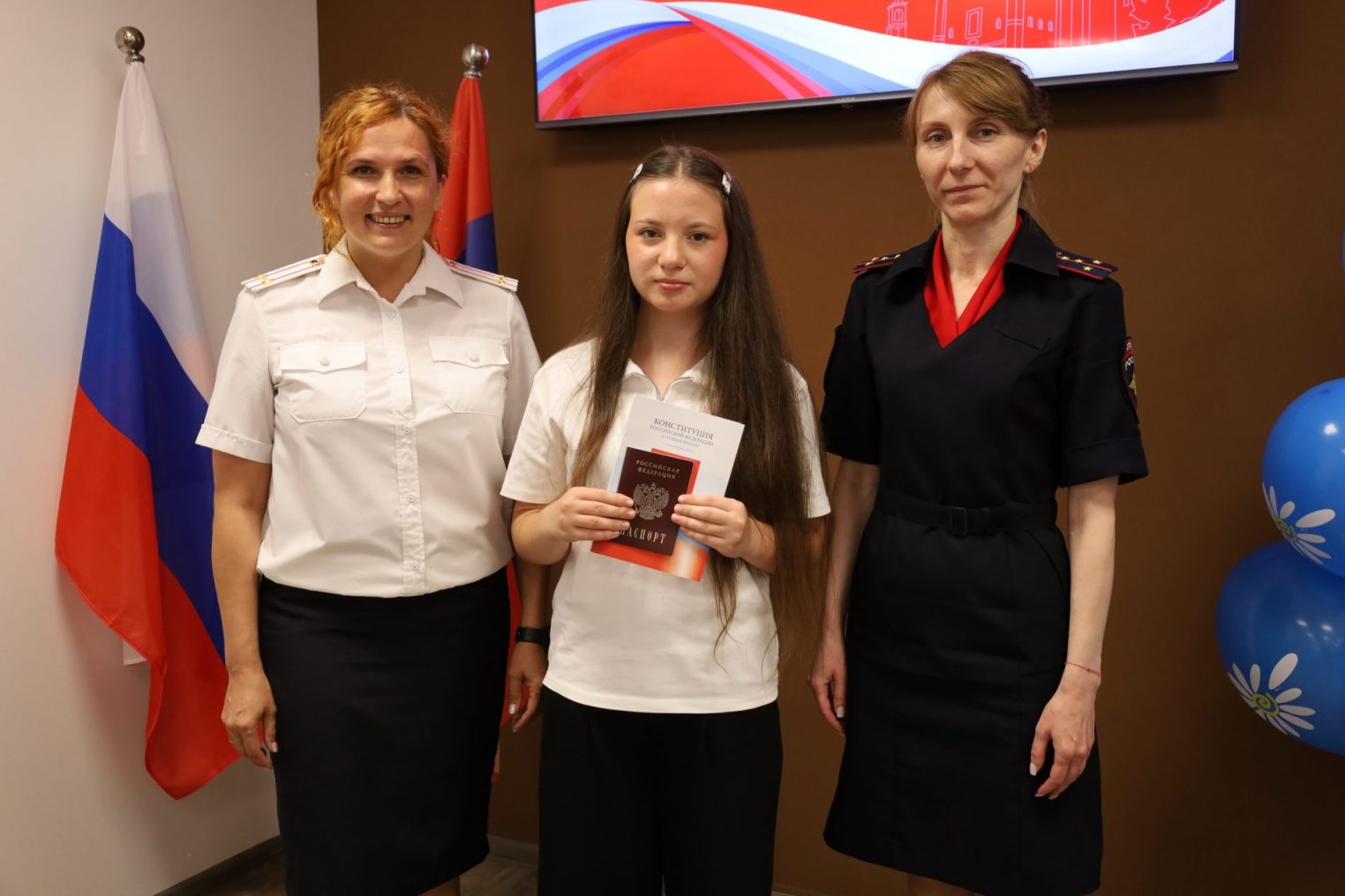 Костромские школьники получили главный документ в торжественной обстановке