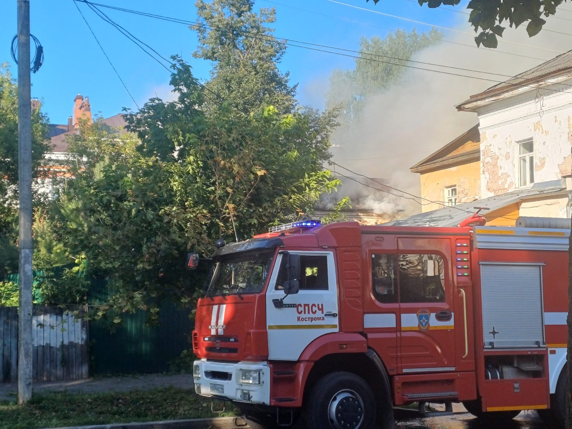 Срочно: в центре Костромы бушует пожар
