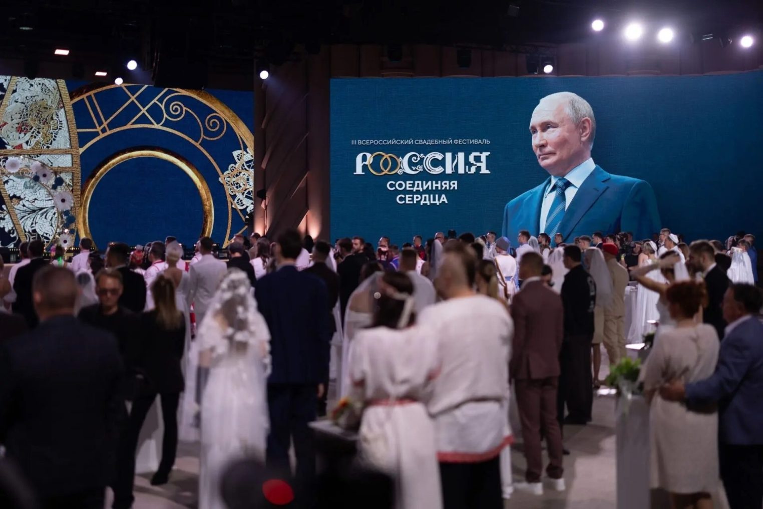 Стали семьей на глазах у страны: костромичи сыграли свадьбу на фестивале в Москве