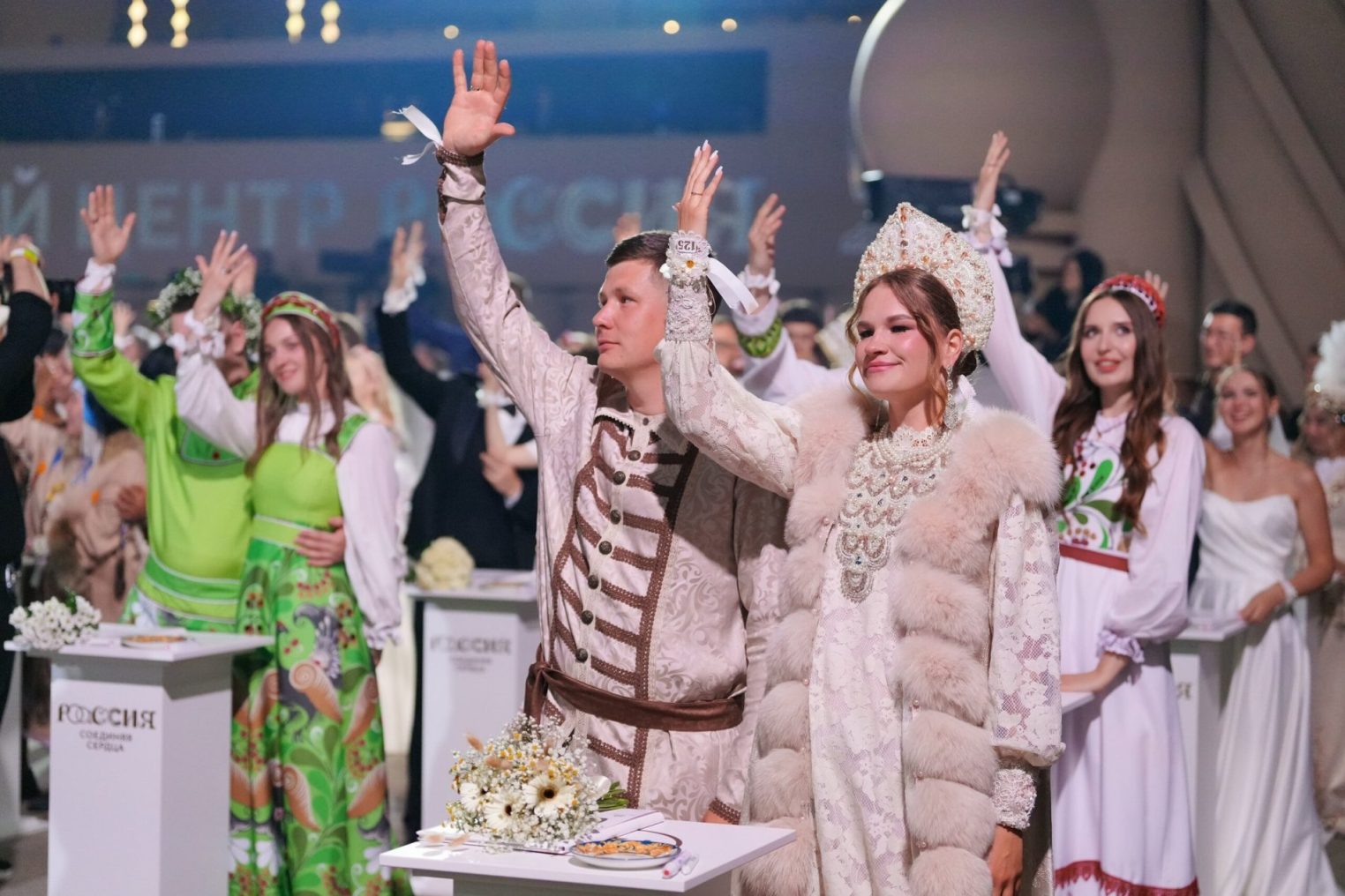 Стали семьей на глазах у страны: костромичи сыграли свадьбу на фестивале в Москве