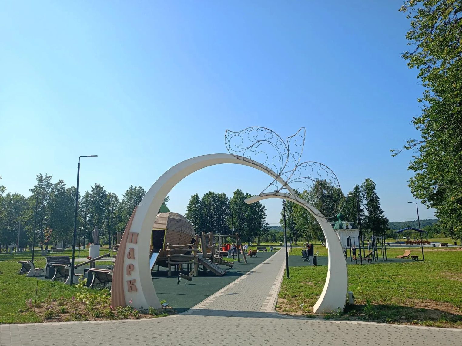В Кологриве открыли обновленный сквер с героями сказок и смотровой площадкой