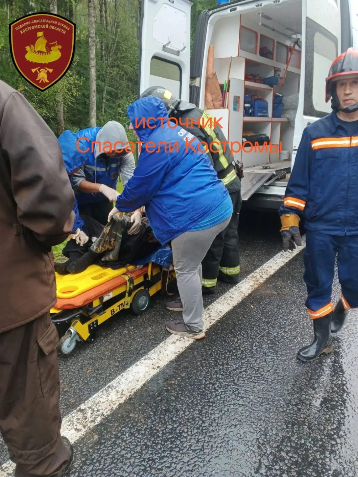 Спасателям пришлось вырезать водителя из автомобиля после ДТП на трассе под Костромой