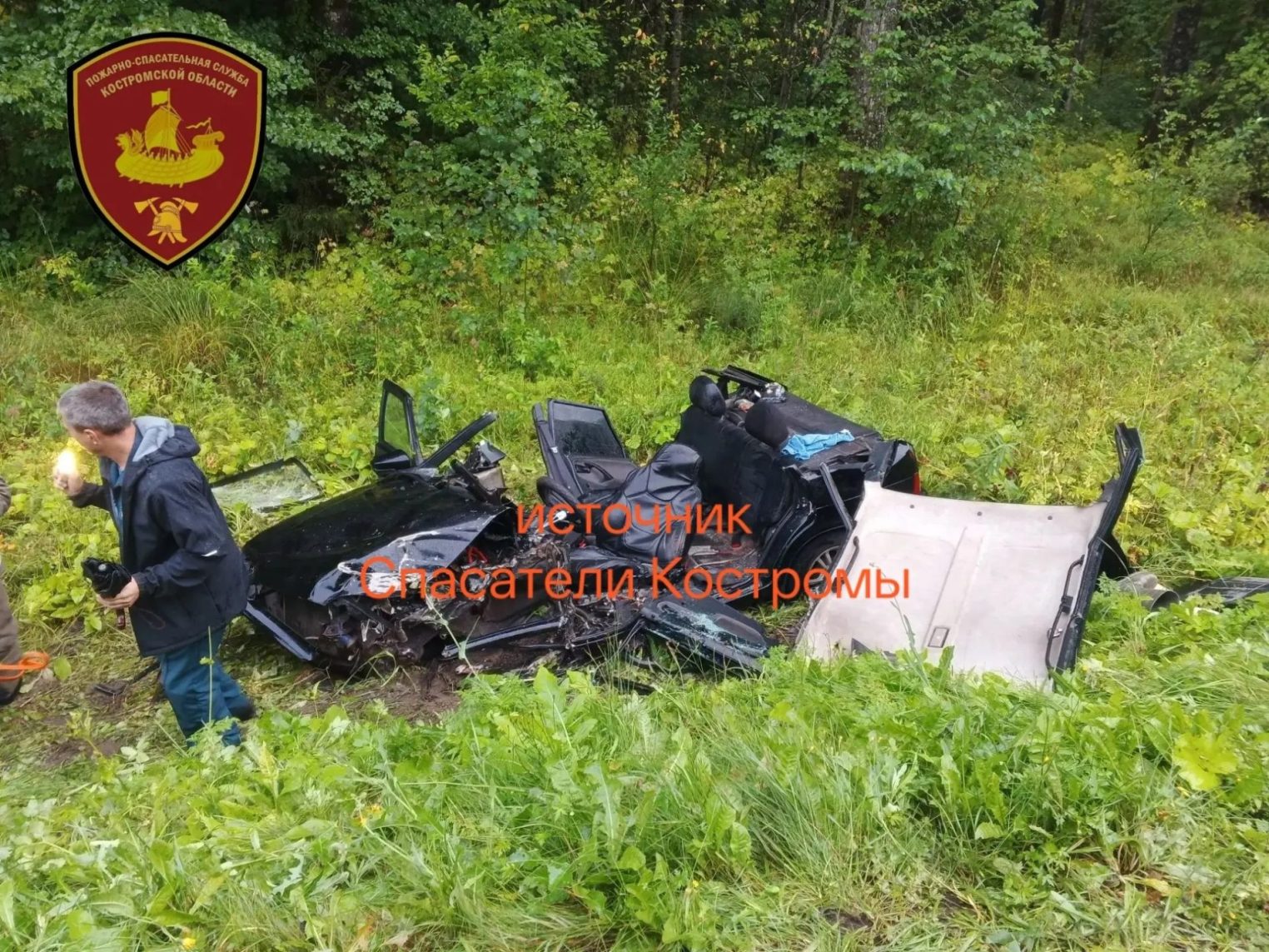 Спасателям пришлось вырезать водителя из автомобиля после ДТП на трассе под Костромой