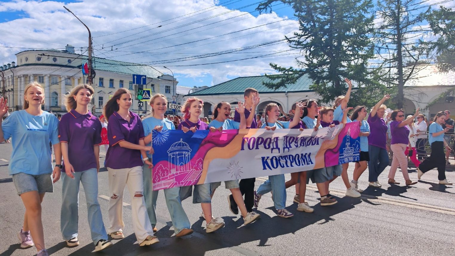 Снегурочка, медведи, барабанщицы и тысячи людей: Кострома устроила грандиозное шествие