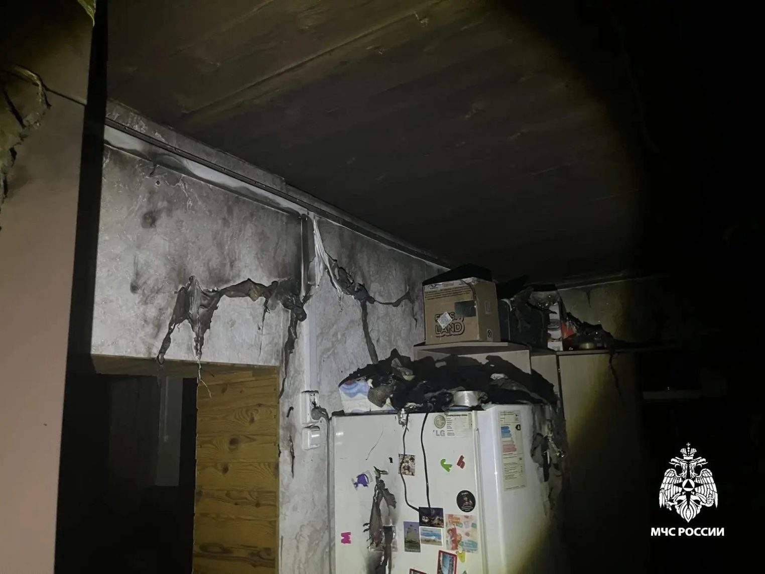 Под Костромой жильцы отстояли от огня дом с мансардой