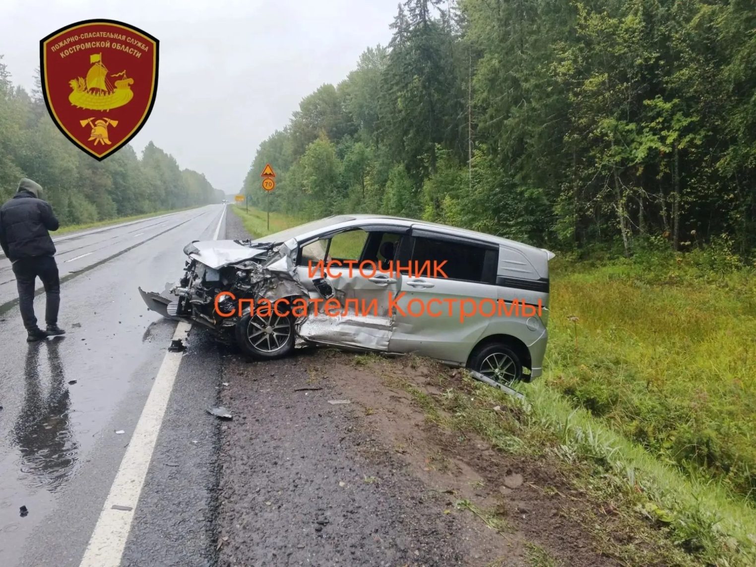 Спасателям пришлось вырезать водителя из автомобиля после ДТП на трассе под Костромой