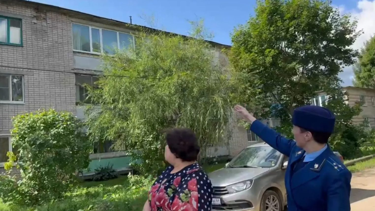 Дом с падающими кирпичами в костромской глубинке починили