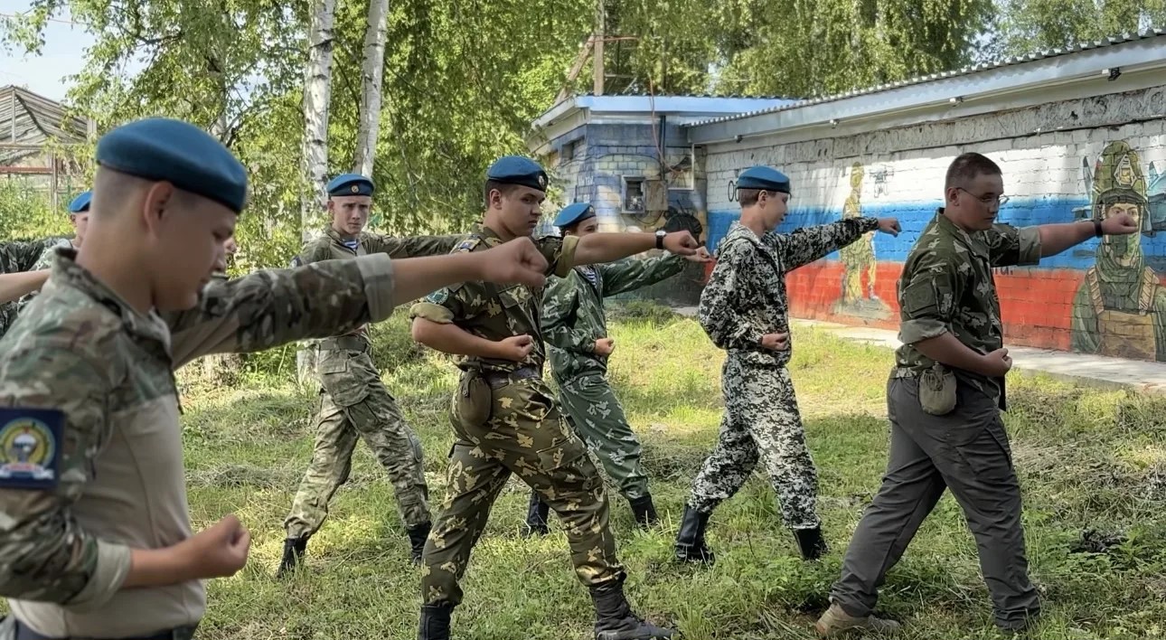 Под Костромой устроили армию для подростков