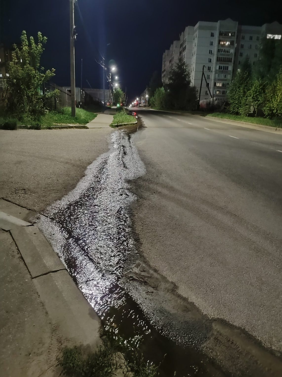 На улице Бульварной в Костроме начали менять запорную арматуру в водопроводной камере