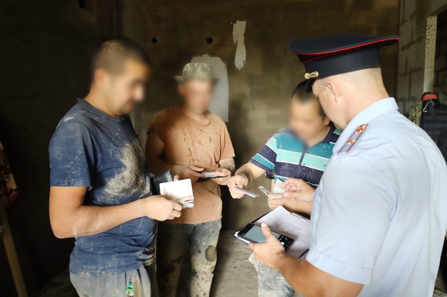 Стало известно, что нашли полицейские во время облавы на мигрантов в Костромской области