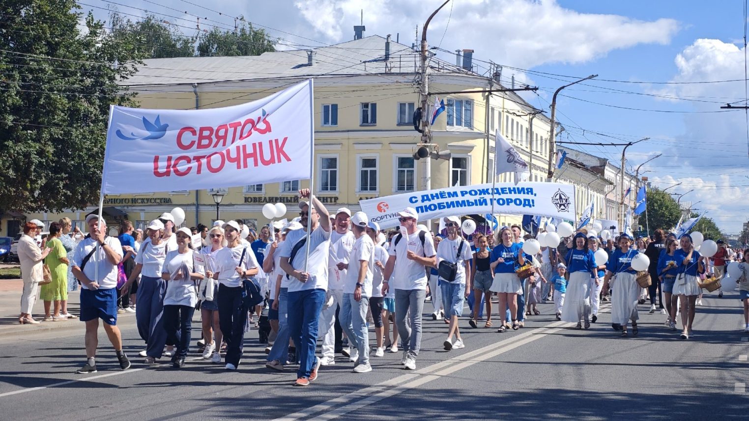 Снегурочка, медведи, барабанщицы и тысячи людей: Кострома устроила грандиозное шествие