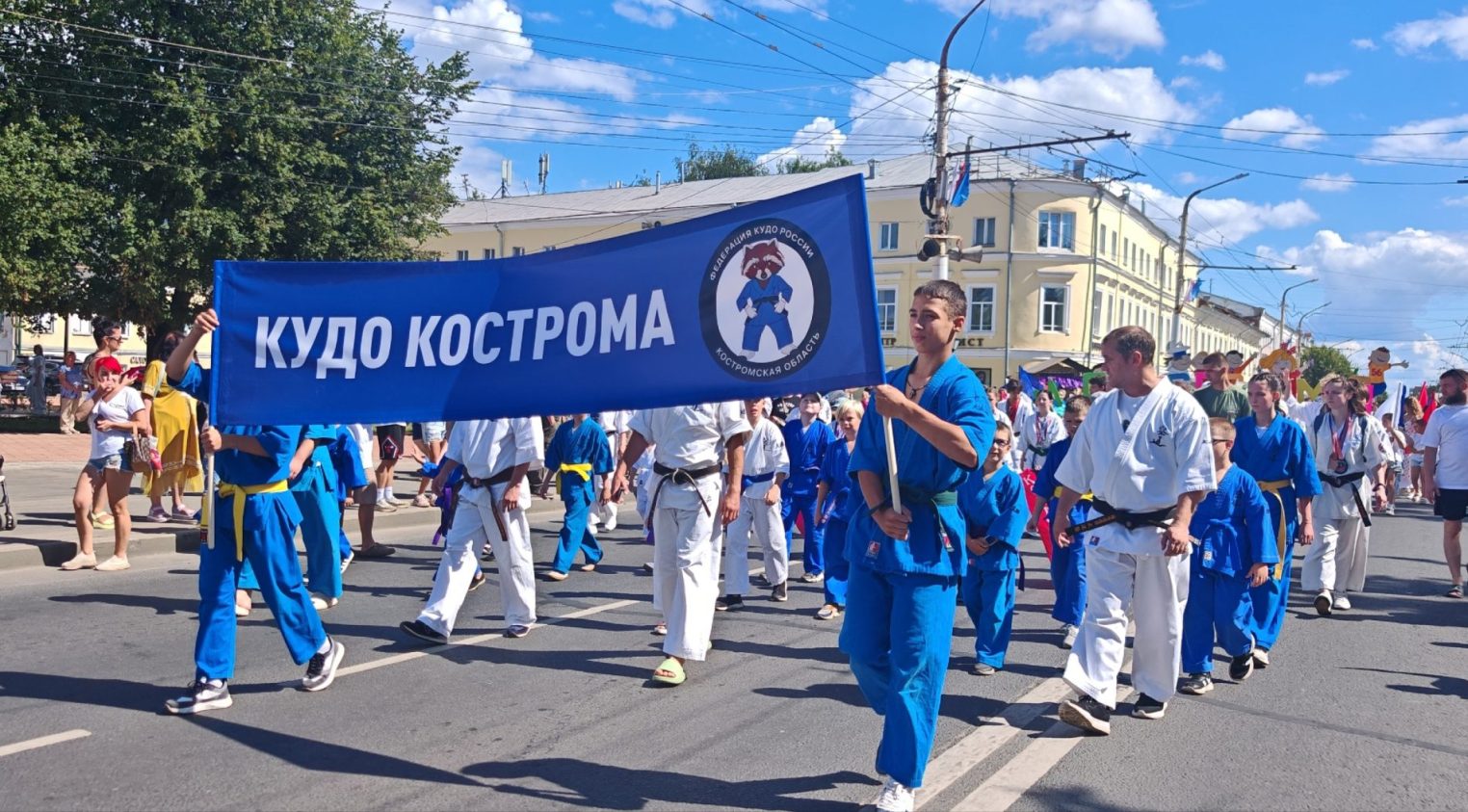 Снегурочка, медведи, барабанщицы и тысячи людей: Кострома устроила грандиозное шествие
