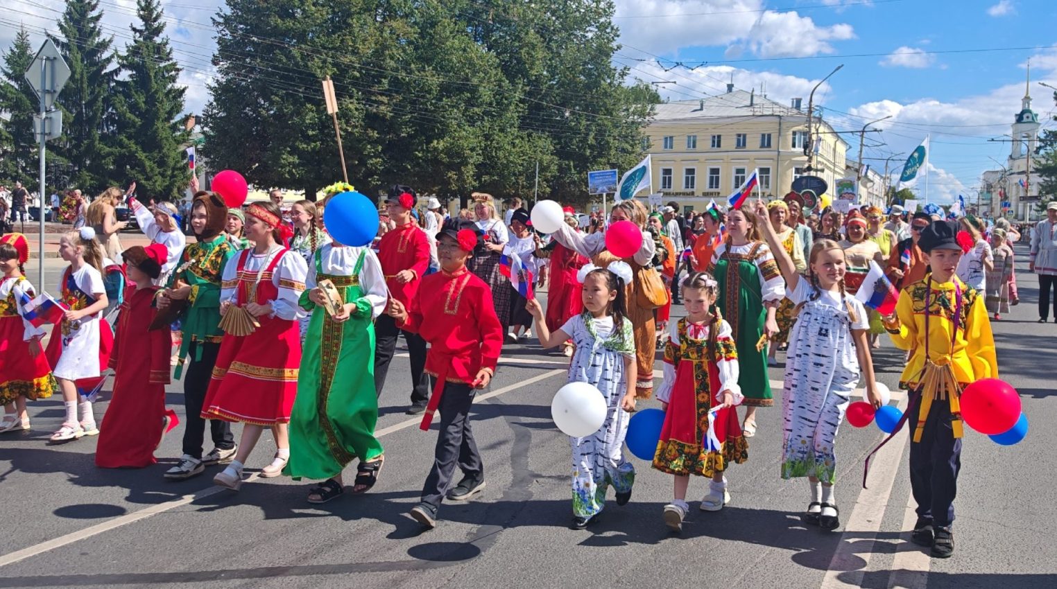 Снегурочка, медведи, барабанщицы и тысячи людей: Кострома устроила грандиозное шествие