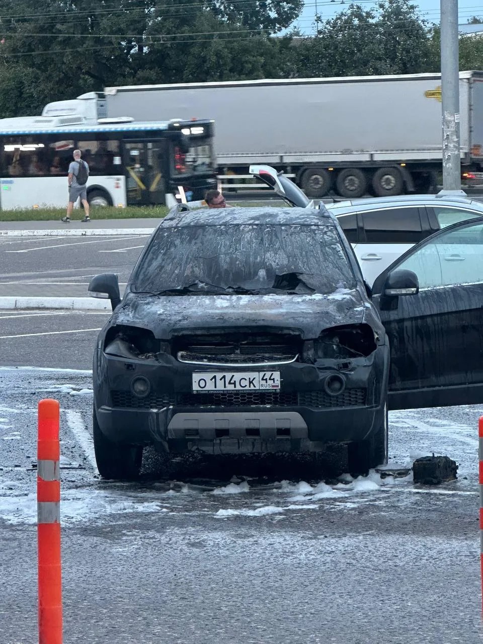 В Костроме на глазах у прохожих загорелся автомобиль