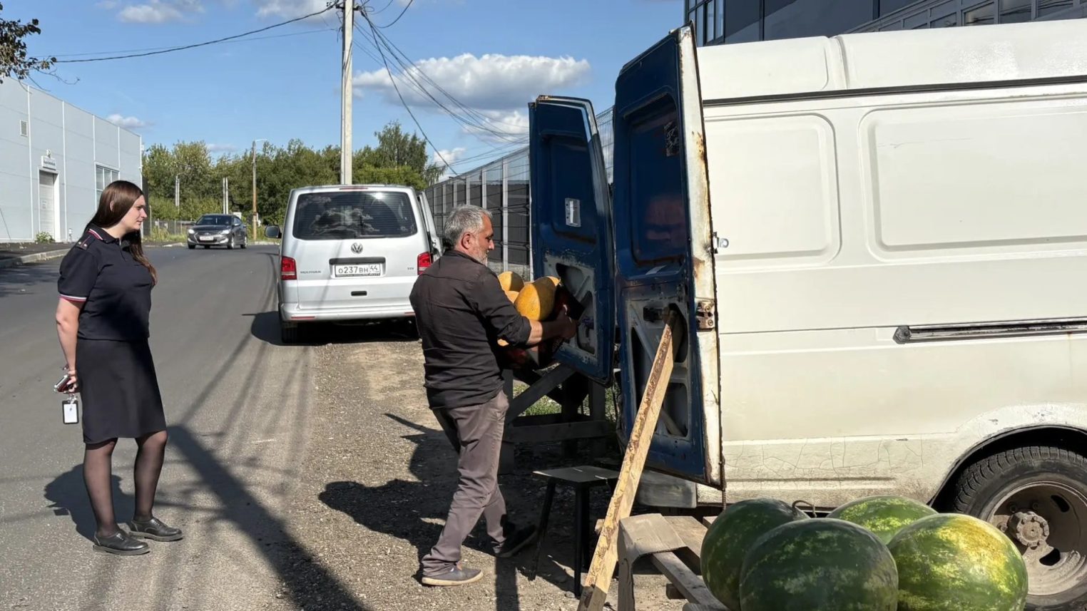Овощи с земли и торговля из машин: в Костроме устроили рейд против нелегальных продавцов