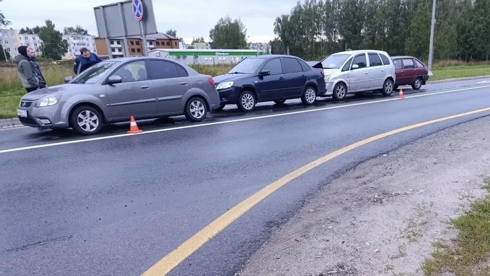 В ДТП с четырьмя машинами под Костромой пострадала женщина
