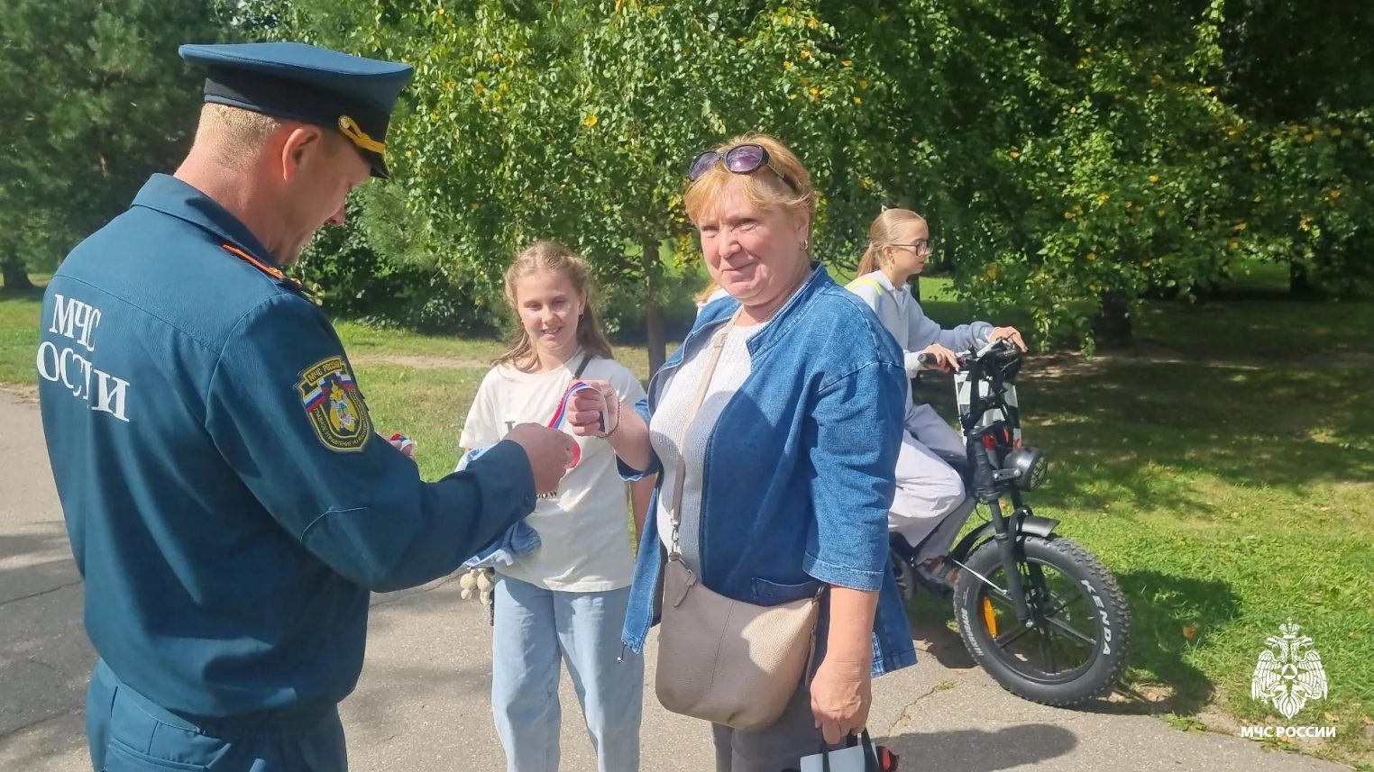 Костромские спасатели напоминали землякам о празднике ленточками