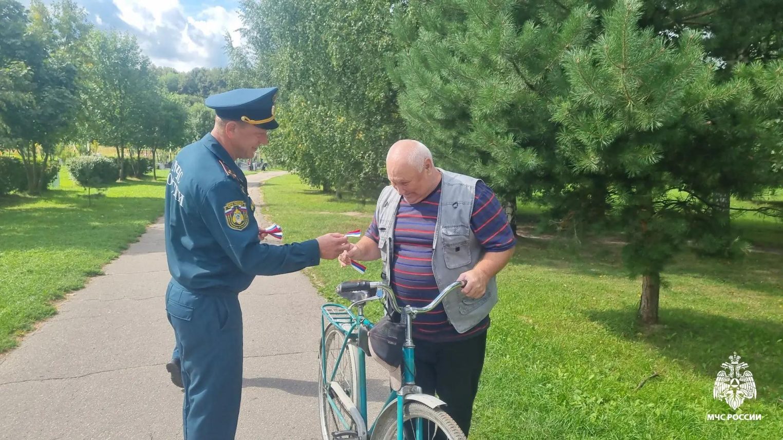 Костромские спасатели напоминали землякам о празднике ленточками