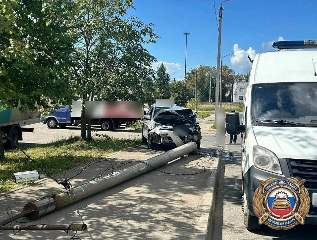 В Костроме легковушка не смогла разъехаться с фонарным столбом, ранены двое