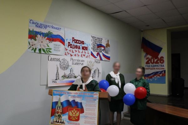 В честь российского флага костромские осужденные рисовали стенгазеты и поставили спектакль